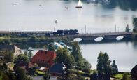 Eisenbahn-Romantik – Der Dampfsonderzug der 3-Seen-Bahn überquert das einzige Vidadukt der Hochschwarzwaldstrecke beim Ort Schluchsee. Bis in die 30er Jahre waren die Pfeiler über 30 m hoch; durch die Aufstauung des Schluchsees verschwand die Brücke fast. Regelmäßig im Sommer und zum Jahreswechsel fährt der Dampfzug auf der 19 km langen Strecke für Touristen wie vor 60 Jahren.