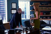 Suits – Louis (Rick Hoffmann) hofft, dass Harveys sehr kompetente Assistentin Donna (Sarah Rafferty) auch ihn für einige Zeit unterstützen wird.