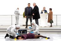 Der Staatsanwalt – Oberstaatsanwalt Bernd Reuther (Rainer Hunold, 3.v.r.), Oberkommissar Max Fischer (Max Hemmersdorfer, 3.v.l.) werden mit dem Mord an Becky Gartner (Tiffany Knittel, M.), der Betreiberin einer Event-Location, konfrontiert. Autohausbesitzerin Emine Bercin (Lilay Huser, r.) ist geschockt, dass ausgerechnet während ihrer Firmenfeier ein Mord passiert ist.