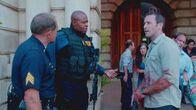 Hawaii Five-0 – Geraten aneinander: Steve (Alex O'Loughlin, r.) und SWAT Commander Grover (Chi McBride, 2.v.l.) ...