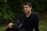 Safe – Tom (Carlo Ljubek) nutzt den Moment, um durchzuatmen, bevor er seinen neuen Patienten Jonas kennenlernt.