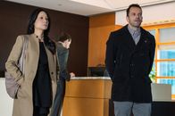 Elementary – Watson (Lucy Liu, l.) und Holmes (Jonny Lee Miller, r.) müssen bei ihren aktuellen Ermittlungen in der Welt der Hochfinanz recherchieren ...