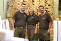 Hoagascht – Philipp Lederwasch (links), Helga Lederwasch (mitte) und Bernhard Lederwasch (rechts) in der Gallzeiner Rodel Werkstatt
