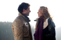 Am Ende der Lüge – Alexander (Kai Schumann), Mia (Aglaia Szyszkowitz) auf Katzenstein Fels