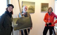 Expedition in die Heimat – v.li.: Magdalena Ganter, Künstler Albi Maier in seinem Atelier im Feldbergturm und Annette Krause.