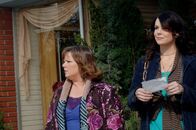 Gilmore Girls – Sookie (Melissa McCarthy, l.) und Lorelai (Laurem Graham, r.) gehen endlich die Vorbereitungen für die Hochzeit an ...