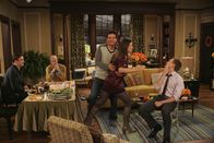 How I Met Your Mother – Klapsgiving 2 - Die Rache der Ohrfeige: Mickey (Chris Elliott, 2.v.l.), Marshall (Jason Segel, l.), Ted (Josh Radnor, M.), Robin (Cobie Smulders, 2.v.r.) und Barney (Neil Patrick Harris, r.) ...