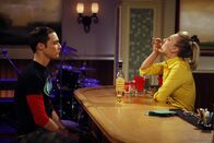 The Big Bang Theory – Nachdem Sheldon (Jim Parsons, l.) bei der Befragung zu Howards Vertrauenswürdigkeit einen fatalen Fehler begangen hat, holt er sich Rat bei Penny (Kaley Cuoco, r.). Doch wird sie ihm helfen können, damit Howard ihm verzeiht?; Nachdem Sheldon (Jim Parsons, l.) bei der Befragung zu Howards Vertrauenswürdigkeit einen fatalen Fehler begangen hat, holt er sich Rat bei Penny (Kaley Cuoco, r.). Doch wird sie ihm helfen können, damit Howard ihm verzeiht?