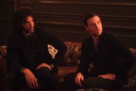 Charmed – Jordan Chase (Jordan Donica, l.); Harry Greenwood (Rupert Evans, r.)