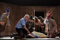 neoriginal: Dead End – Peter (Michael Gwisdek) kann nur noch Schneewittchens Tod feststellen.