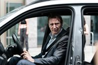 Retribution - Vergeltung – Matt (Liam Neeson) wartet nach einem riskanten Manöver darauf, dass sein Erpresser zusteigt und sich ihm zu erkennen gibt.