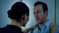 Hawaii Five-0 – Ein Albtraum für den unter Klaustrophobie leidenden Danny (Scott Caan, r.): Er sitz zusammen mit Dr. Shaw (Amanda Setton, l.) und einer Leiche im Aufzug fest ...