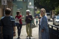 Schloss Einstein – Petra (Elena Hesse, links) glaubt, ihre verloren geglaubte Mutter (Meri Koivisto, rechts) auf der Straße wieder zu erkennen.