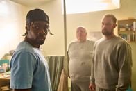 The Outlaws – Malaki (Charles Babalola, l.) bekommt unangenehmen Besuch im Gefängnis.