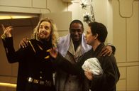 Per Anhalter durch die Galaxis – Der Präsident der Galaxis, Zaphod Beeblebrox (Sam Rockwell, l.), enthüllt Arthur (Martin Freeman, r.) und seinem Freund Ford (Mos Def, M.) seine Absicht, mit Hilfe des Raumschiffes "Herz aus Gold" den Planten Magrathea zu finden, um an den Supercomputer "Deep Thought" zu kommen, der die ultimativen Antworten auf das Leben kennt ...