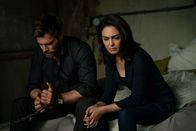 Counterpart – Spencer (Ken Duken, l.); Clare Quayle (Nazanin Boniadi, r.)