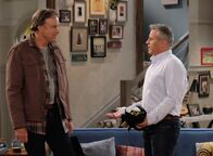 Man with a Plan – Adam (Matt LeBlanc, r.) steht vor einem Problem, als er von einem Kunden zwei Karten für das Spiel der Pittsburgh Steelers bekommt und seinen Bruder Don (Kevin Nealon, l.) mitnehmen möchte ...
