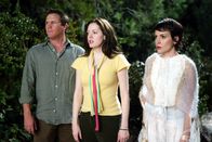Charmed - Zauberhafte Hexen – Phoebe (Alyssa Milano, r.) und Paige (Rose McGowan, M.) rufen Leo (Brian Krause, l.) zu Hilfe, um Piper aus den Fänger des Spinnendämon zu befreien ...