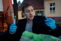 Blutige Anfänger – Marcs (Timmi Trinks) Einsatz, im Müllcontainer nach der Mordwaffe zu suchen, hat sich gelohnt.