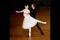 Onegin – Treffsicher und nachvollziehbar hat Cranko Puschkins Nationalepos in Tanz verwandelt: Der blasierte Großstädter Onegin, getanzt von Friedemann Vogel, erteilt der jungen, in ihn verliebten Tatjana, getanzt von Primaballerina Alicia Amatriain, eine Abfuhr.