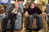 Young Sheldon – L-R: Dr. John Sturgis (Wallace Shawn) und Ira Rosenbloom (Richard Kind)