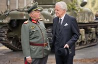Diplomatie – In Volker Schlöndorffs Film "Diplomatie" spielt André Dussolier (re.) den schwedischen Konsul Raoul Nordling und Niels Arestrup (li.) den deutschen General von Choltitz, in dessen Hand als Stadtkommandant das Schicksal von Paris liegt.