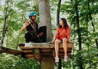 SOKO Potsdam – Fine Nowak (Emilia Eidt, r.) ist in den Kletterpark gegangen, um ihrer Mutter noch einmal nah zu sein. Aus Angst, dass sich Fine etwas antun könnte, klettert David Grünbaum (Omar El-Saeidi, l.) zu ihr, um mit ihr zu reden.