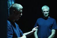 Signes – Christian Gremaud (l.) und François Gremaud (r.) proben ein letztes Mal Backstage vor der grossen Premiere.