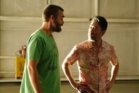 The Last Man on Earth – Tandy (Will Forte, l.) motiviert Lewis (Kenneth Choi, r.) dazu, endlich mal mit einem wirklichen Flugzeug zu fliegen. Wird er das schon bald bereuen?