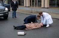In aller Freundschaft – Martin Stein (Bernhard Bettermann, re.) und Kai Hoffmann (Julian Weigend, 2.v.li.) sind in einem Streit aneinander geraten. Maria Weber (Annett Renneberg, liegend) wollte zu ihnen eilen und hat dabei ein Auto übersehen. Der Autofahrer (Komparse, li.) konnte nicht mehr schnell genug bremsen.
