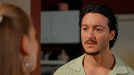 Rote Rosen – Bella (Alessia Mazzola) will Elyas (Mehmet Daloğlu r.) zurückgewinnen und versucht alles, damit er ihr zuhört. Doch Elyas (Mehmet Daloğlu r.) blockt jeden Kontakt ab.