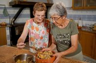 Zu Tisch ... – Schwester Eduarda (re.) bereitet mit ihrer Freundin Esmeralda (li.) Codornizes com Arroz e Grão – Wachteln mit Reis und Kichererbsen – zu.