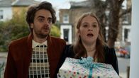 Extraordinary – Jizzlord (Luke Rollason, l.) und Jen (Máiréad Tyers, r.) sind bei Nora eingeladen. Jizzlords Sohn Alfie hat Geburtstag und sie haben ein großes Geschenk für ihn mitgebracht.