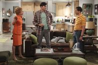 Two and a Half Men – Können nicht glauben, wer plötzlich bei ihnen auftaucht: Alan (Jon Cryer, r.), Walden (Ashton Kutcher, M.) und Evelyn (Holland Taylor, l.) ...