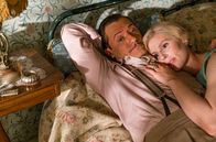 Seebad-Saga – ONE SEASIDE HOTEL, STAFFEL 7, "Folge 1 - Keine Deutschen weit und breit" Uhr. Edward Weyse (Jens Jakob Tychsen, li.), Helene Weyse (Cecilie Stenspil, re.)