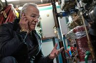 Tatort – Kommissar Max Ballauf (Klaus J. Behrendt) versucht mit Hilfe seiner Kolleg*innen am Telefon eine Bombe an Bord eines Ausflugsschiffes unschädlich zu machen.