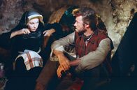 Ein Fressen für die Geier – Bei Kaffee und Bohnen, die sie von Gaunern erbeutet haben, lernen sich die gottesfürchtige Sara (Shirley MacLaine) und der gerissene Hogan (Clint Eastwood) besser kennen.