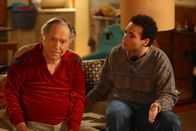 The Goldbergs – Albert "Pops" Solomon (George Segal, l.); Barry Goldberg (Troy Gentile, r.)