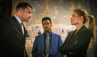 Elementary – v.l.n.r.) Sherlock Holmes (Jonny Lee Miller); Marcus Bell (Jon Michael Hill); Dr. Joan Watson (Lucy Liu)