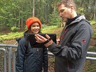 Anna und der wilde Wald – Förster Marco hat gute Nachrichten: Auf einer Kamerafalle ist tatsächlich ein Wolfswelpe aufgetaucht. Anna gibt ihm den Namen "Wolfi".
