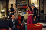 How I Met Your Mother – Die traurige Vorstellung von Marshall (Jason Segel, l.) für sein Leben im Jahr 2009: Trey (Gregory Michael, r.), Lily (Alyson Hannigan, M.), Ted (Josh Radnor, hinten l.) und Robin (Cobie Smulders, hinten r.) ...