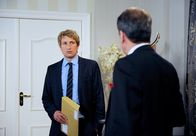 Rote Rosen – ARD ROTE ROSEN FOLGE 1765 Uhr im ERSTEN. Gunter (Hermann Toelcke, r. mit Tobias Rosen, l.) erfährt fassungslos, dass dem "Drei Könige" die Zugehörigkeit zur Liste der „Ancient Hotels“ aberkannt wurde.
