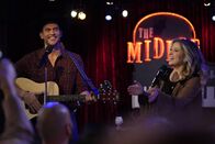 Call Me Kat – Max (Cheyenne Jackson, l.); Zoey (Margie Mays, r.)