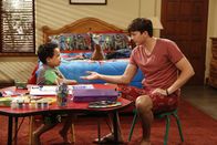 Two and a Half Men – Werden Louis (Edan Alexander, l.) und Walden (Ashton Kutcher, r.) gute Freunde werden?