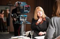 Alice – Alice (Nina Gummich) im TV-Duell mit Esther Vilar (Katharina Schüttler).