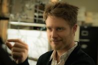 Limitless – Mit Hilfe seiner NZT-Fähigkeiten will Brian (Jake McDorman) in zwei Wochen die zehn meistgesuchten Verbrecher auf der Liste des FBI aufspüren und dingfest machen, wenn er dafür sein eigenes "Hauptquartier" beim FBI bekommt ...