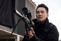 Alex Rider – Nile (Jason Wong) hat eine Zielperson ins Visier genommen ohne dass es jemand bemerkt.