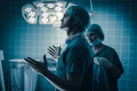 Tatort – David Kovacic (Lenn Kudrjawizki) im OP-Saal.