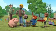 Paddingtons Abenteuer – Mr. Curry (l.), Baaz (4.v.l.), Simi (3.v.r.), Paddington (2.v.r.), Judy Brown (r.)