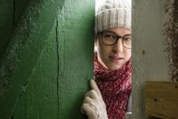 Ein Lächeln nachts um vier – Jule (Natalia Belitski) ist glücklich. Alles scheint sich zum Guten zu wenden.